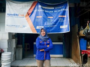 Sulitnya Perjuangan Agen Bank di Kendal, Seberangi Sungai Pakai Getek