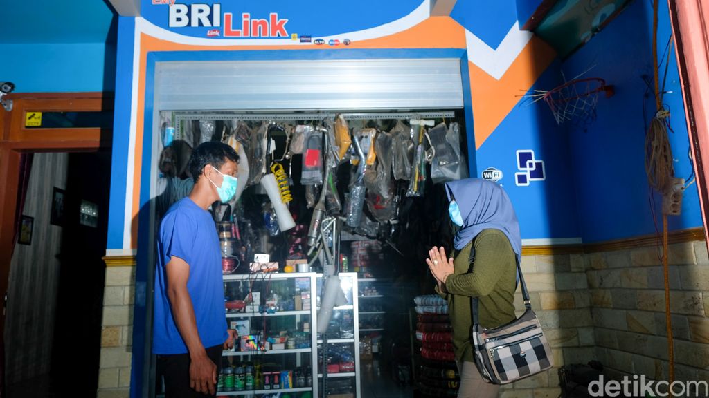 Bertugas sebagai agen BRILink jadi tantangan tersendiri bagi Emi Farida. Setiap hari Emi seberangi sungai demi bantu warga di Kendal melakukan transaksi ekonomi