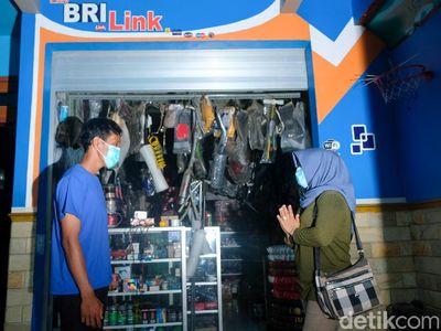 Semangat Agen BRILink Seberangi Sungai Demi Bantu Ekonomi Warga Kendal