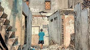 Potret Warga Tambora yang Mengais Sisa Harta Benda Usai Kebakaran
