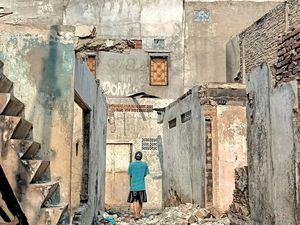 Potret Warga Tambora yang Mengais Sisa Harta Benda Usai Kebakaran Potret Warga Tambora yang Mengais Sisa Harta Benda Usai Kebakaran