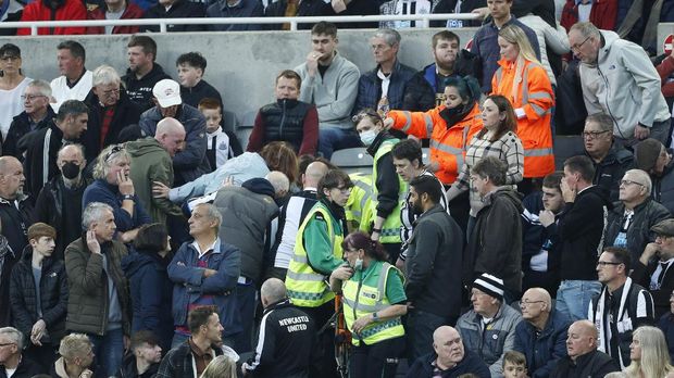 SOCCER-ENGLAND-NEW-TOT/REPORT Soccer Football - Premier League - Newcastle United v Tottenham Hotspur - St James' Park, Newcastle, Britain - October 17, 2021 Newcastle fan in the stand is given emergency medical help Action Images via Reuters/Lee Smith EDITORIAL USE ONLY. No use with unauthorized audio, video, data, fixture lists, club/league logos or 'live' services. Online in-match use limited to 75 images, no video emulation. No use in betting, games or single club /league/player publications. Please contact your account representative for further details.