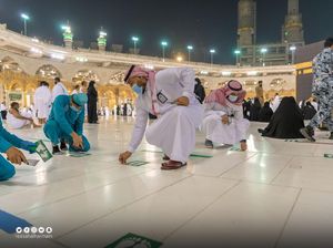 Masjidil Haram Kembali Berkapasitas Penuh, Stiker Jaga Jarak Dicabut