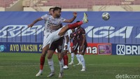 Aksi saling serang menembus pertahanan lawan itu terlihat di babak pertama pertandingan. Meski begitu kedua tim belum mampu merobek gawang satu sama lain.