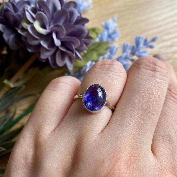 Tanzanite lambang kebijaksanaan./ Foto: Instagram.com/jemaboutgems Tanzanite lambang kebijaksanaan