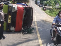 Truk Muatan Air Terguling di Tanjakan Oma Cisolok Sukabumi
