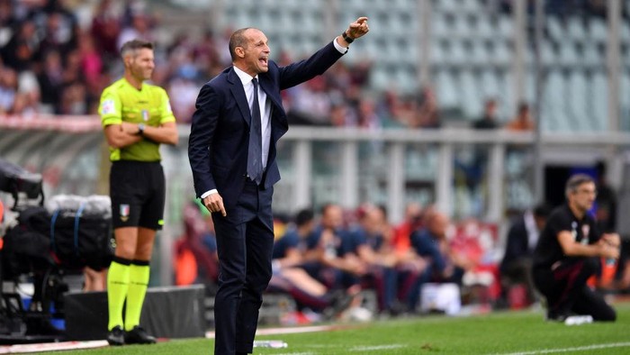 TURIN, ITALY - OCTOBER 02: Massimiliano Allegri, Head Coach of Juventus gives their team instructions during the Serie A match between Torino FC v Juventus at Stadio Olimpico di Torino on October 02, 2021 in Turin, Italy. (Photo by Valerio Pennicino/Getty Images)
