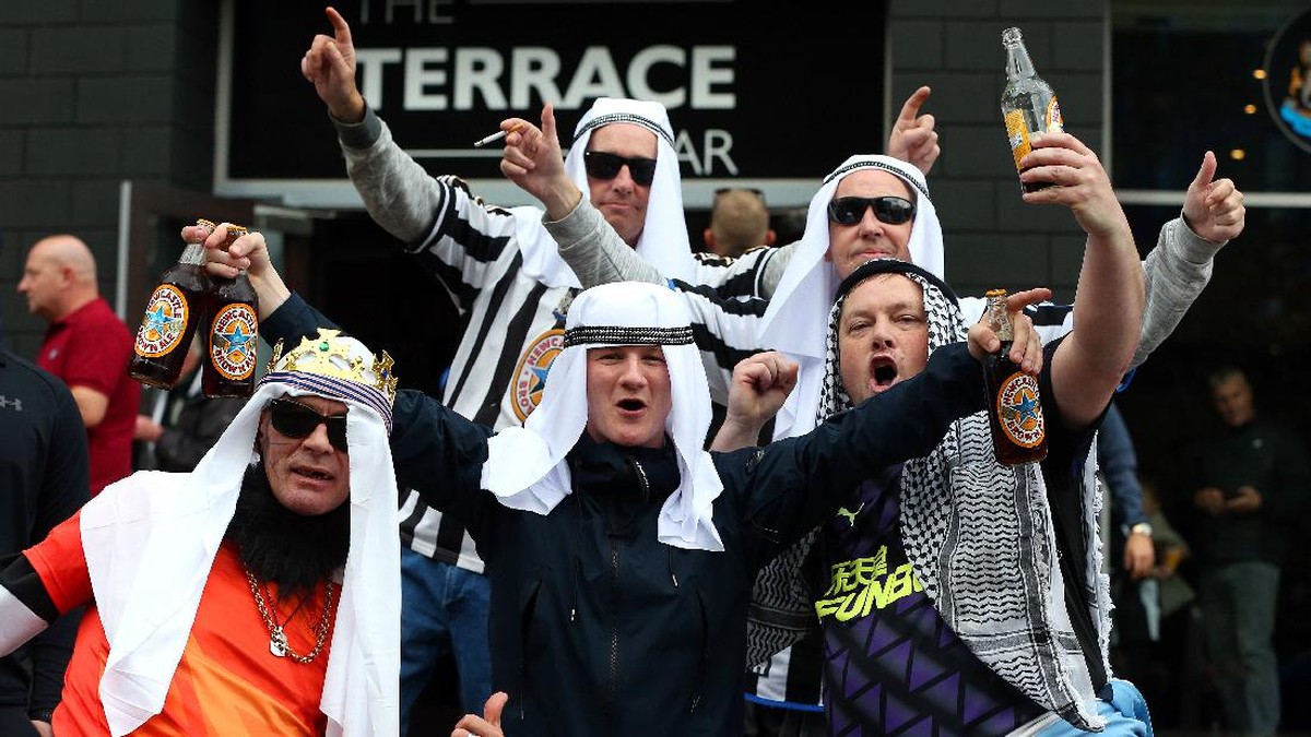 Fans Newcastle bergaya bak Orang Arab usai diakuisisi konsorsium Arab Saudi. (Foto: Getty Images/Getty Images)