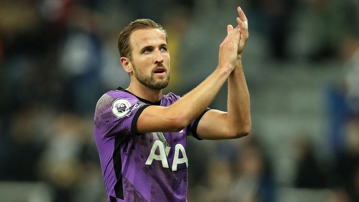 NEWCASTLE UPON TYNE, ENGLAND - OCTOBER 17: Harry Kane of Tottenham Hotspur applauds fans after their sides victory in the Premier League match between Newcastle United and Tottenham Hotspur at St. James Park on October 17, 2021 in Newcastle upon Tyne, England. (Photo by Ian MacNicol/Getty Images)