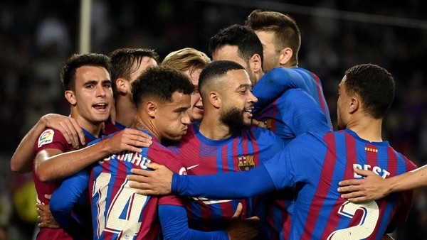 BARCELONA, SPAIN - OCTOBER 17: Philippe Coutinho of FC Barcelona celebrates with team mates after scoring their teams third goal during the LaLiga Santander match between FC Barcelona and Valencia CF at Camp Nou on October 17, 2021 in Barcelona, Spain. (Photo by David Ramos/Getty Images)