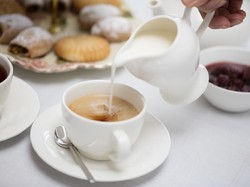 5 Alasan Orang Inggris Minum Teh Campur Susu, Tradisi Sejak Abad 18