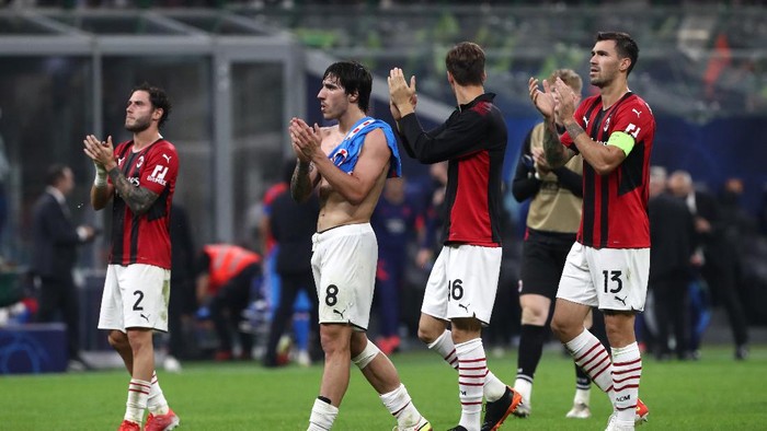 MILAN, ITALY - SEPTEMBER 28: Sandro Tonali, Matteo Gabbia and Alessio Romagnoli of AC Milan applaud the fans following defeat in the UEFA Champions League group B match between AC Milan and Atletico Madrid at Giuseppe Meazza Stadium on September 28, 2021 in Milan, Italy. (Photo by Marco Luzzani/Getty Images)