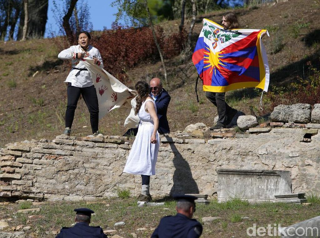 Bendera Tibet Berkibar Saat Prosesi Api Olimpiade Beijing 2022 di Yunani