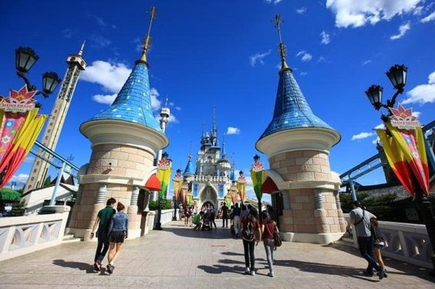 Amusement Park seperti Lotte World Seoul atau Everland sering dijadikan pilihan oleh para muda-mudi Korea Selatan untuk tempat berkencan.