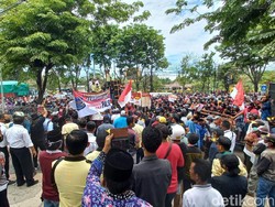 Apdesi Blokir Jalan Pantura Probolinggo Tuntut Gelaran Pilkades Disahkan