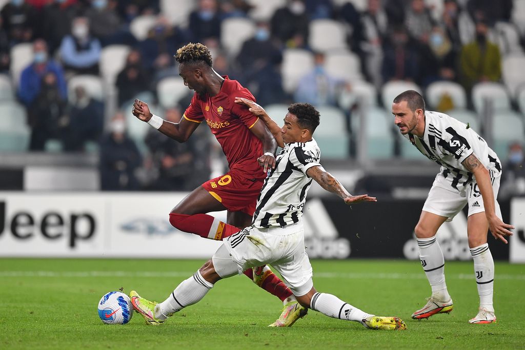 TURIN, ITALY - OCTOBER 17:  Tammy Abraham of AS Roma is tackled by Danilo of Juventus during the Serie A match between Juventus and AS Roma at  on October 17, 2021 in Turin, Italy.  (Photo by Valerio Pennicino/Getty Images)