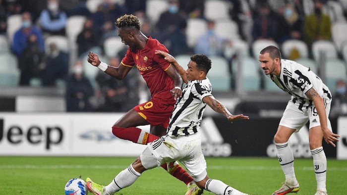 TURIN, ITALY - OCTOBER 17:  Tammy Abraham of AS Roma is tackled by Danilo of Juventus during the Serie A match between Juventus and AS Roma at  on October 17, 2021 in Turin, Italy.  (Photo by Valerio Pennicino/Getty Images)