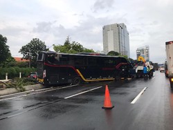 Ada Kecelakaan Bus, Lalin Tol Dalam Kota Jakarta Arah Tomang Macet