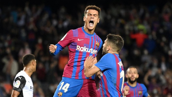 BARCELONA, SPAIN - OCTOBER 17: Philippe Coutinho of FC Barcelona celebrates with Jordi Alba after scoring their teams third goal during the LaLiga Santander match between FC Barcelona and Valencia CF at Camp Nou on October 17, 2021 in Barcelona, Spain. (Photo by David Ramos/Getty Images)