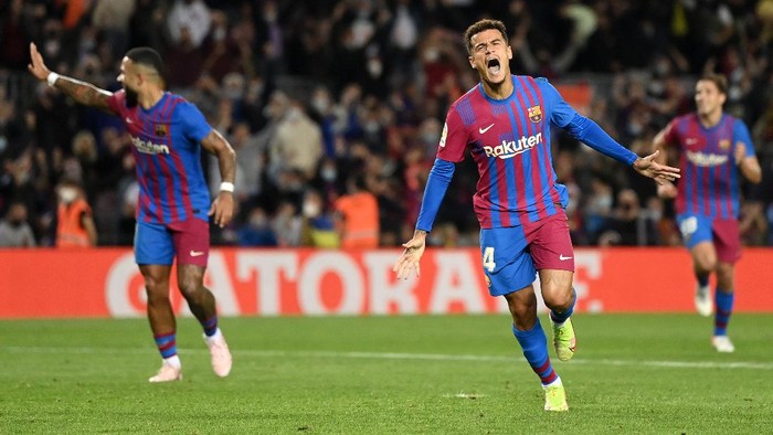 BARCELONA, SPAIN - OCTOBER 17: Philippe Coutinho of FC Barcelona celebrates after scoring their teams third goal during the LaLiga Santander match between FC Barcelona and Valencia CF at Camp Nou on October 17, 2021 in Barcelona, Spain. (Photo by David Ramos/Getty Images)