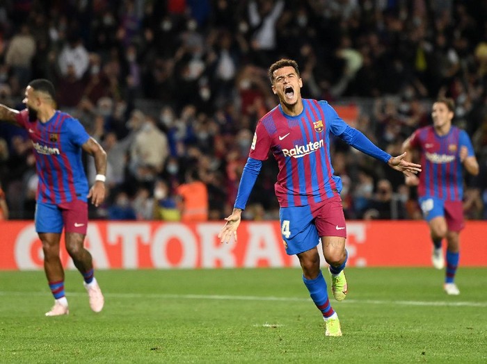 BARCELONA, SPAIN - OCTOBER 17: Philippe Coutinho of FC Barcelona celebrates after scoring their team's third goal during the LaLiga Santander match between FC Barcelona and Valencia CF at Camp Nou on October 17, 2021 in Barcelona, Spain. (Photo by David Ramos/Getty Images)