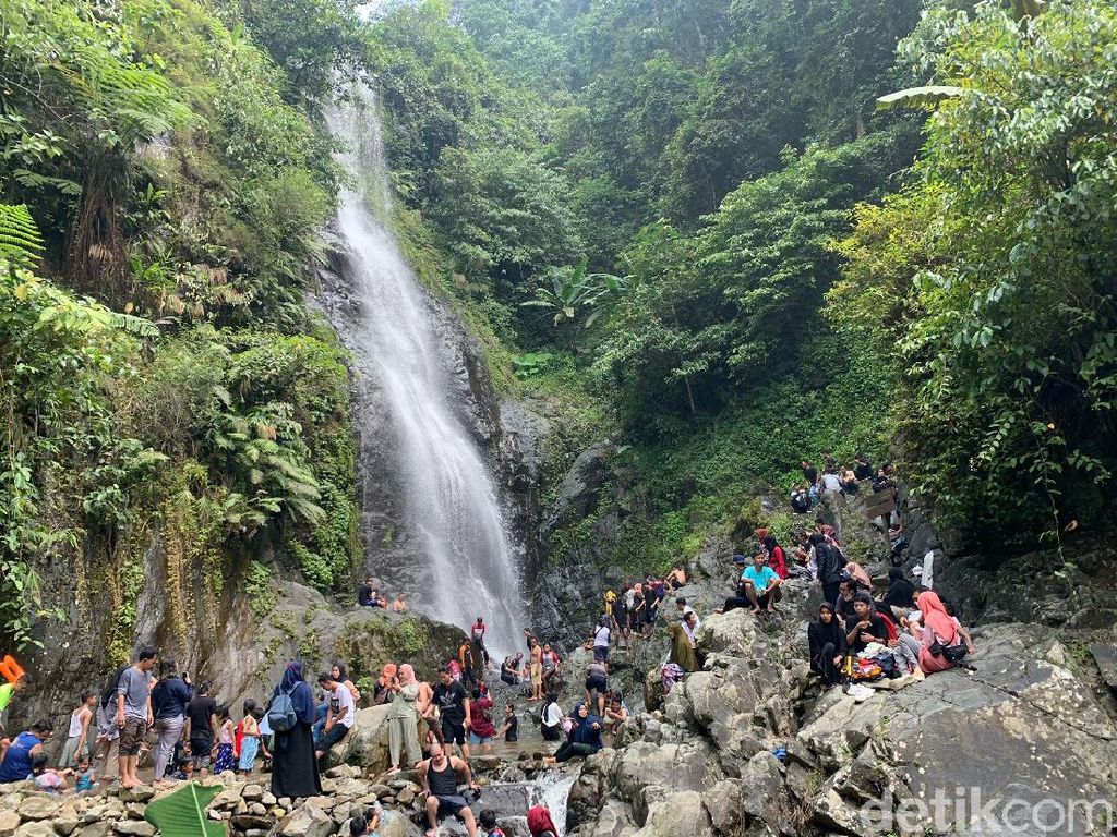 Foto: Curug Cigentis, Setitik Kesegaran Alami dari Karawang Foto: Curug Cigentis, Setitik Kesegaran Alami dari Karawang