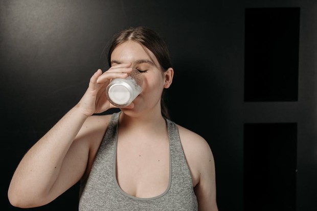 (Dari berbagai jenis susu, mana yang paling baik diminum saat diet?/Foto: pexels.com/Pavel Danilyuk) Dari berbagai jenis susu, mana yang paling baik diminum saat diet?/Foto: pexels.com/Pavel Danilyuk