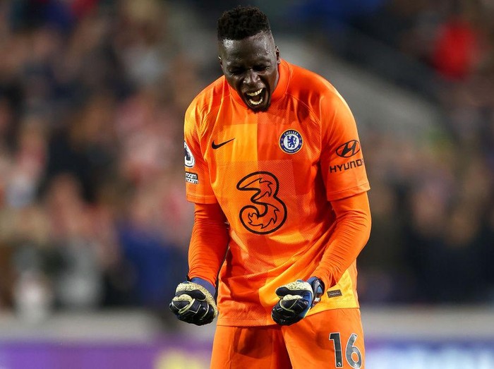 BRENTFORD, ENGLAND - OCTOBER 16: Edouard Mendy of Chelsea celebrates after his sides victory in the Premier League match between Brentford and Chelsea at Brentford Community Stadium on October 16, 2021 in Brentford, England. (Photo by Clive Rose/Getty Images)