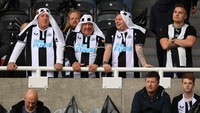 orban yang dipakai pun warna khas Newcastle hitam putih (Getty Images/Stu Forster)