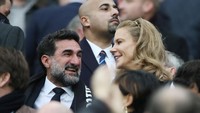 Bos Newcastle yang baru, Yasir Al-Rumayyan (kiri) bersama pemilik Newcastle sebelumnya, Amanda Staveley (kanan) (Getty Images/Stu Forster)
