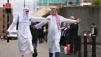 Bahkan ada fans Newcastle United yang juga pakai gamis dan sorban! (Getty Images/Stu Forster)