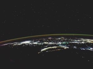 Foto Bumi Menakjubkan Dijepret Smartphone dari Antariksa