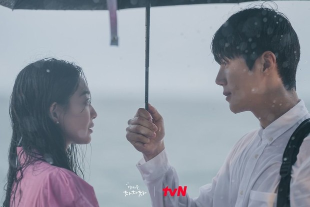 Hye Jin dan Hong Banjang membicarakan perbedaan pandangan hidup mereka/Foto: Instagram.com/tvn_drama Hye Jin dan Hong Banjang membicarakan perbedaan pandangan hidup mereka
