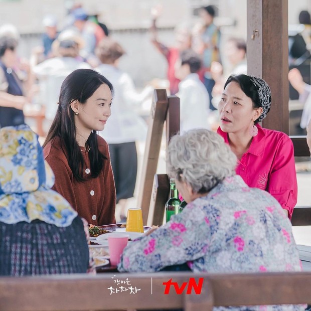 Hye Jin ketika sedang berusaha beradaptasi dengan warga Gongjin/Foto: Instagram.com/tvn_drama Hye Jin ketika sedang berusaha beradaptasi dengan warga Gongjin