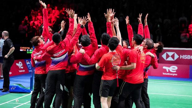 Para pemain Indonesia melakukan selebrasi di lapangan setelah Jonatan Christie memastikan kemenangan tim Indonesia atas tim China dalam babak final Piala Thomas, di  Aarhus, Denmark, Minggu (17/10/2021). Indonesia berhasil merebut Piala Thomas setelah berhasll mengalahkan China  di babak final 3-0. ANTARA FOTO/Ritzau Scanpix via Reutters/hp.