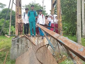 Jembatan Gantung Pandeglang Ambruk, Pelajar Batal Berangkat ke Sekolah