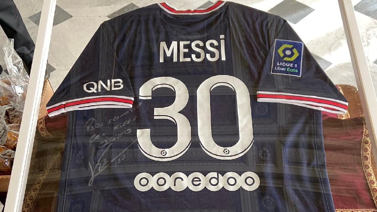 Jersey Paris Saint-Germain milik Lionel Messi untuk Paus Fransiskus. (Foto: Vatican News)