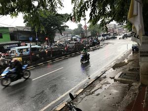 Hujan Seharian, Tanggul Karung-Kayu Hek Kramat Jati Menahan Luapan Kali
