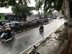 Hujan Seharian, Tanggul Karung-Kayu Hek Kramat Jati Menahan Luapan Kali