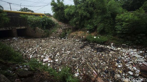 Jorok! Begini Penampakan Kali Jambe yang Penuh Sampah