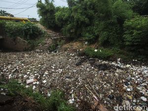 Jorok! Begini Penampakan Kali Jambe yang Penuh Sampah