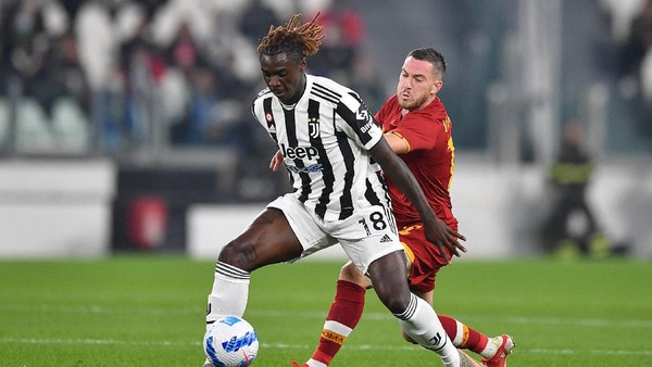 TURIN, ITALY - OCTOBER 17:  Jordan Veretout of AS Roma competes with Moise Kean of Juventus during the Serie A match between Juventus and AS Roma at  on October 17, 2021 in Turin, Italy.  (Photo by Valerio Pennicino/Getty Images)