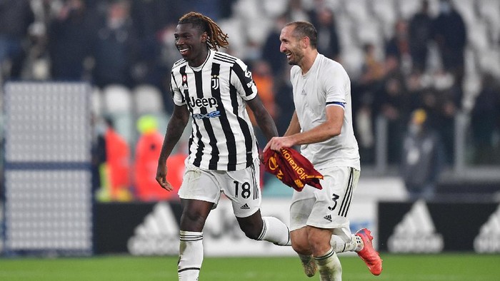 TURIN, ITALY - OCTOBER 17:  Moise Kean and Giorgio Chiellini of Juventus celebrate the victory at the end of the Serie A match between Juventus and AS Roma at  on October 17, 2021 in Turin, Italy.  (Photo by Valerio Pennicino/Getty Images)