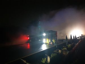 Kecelakaan Beruntun Truk Tangki Kimia-Bus di Tol Tangerang-Merak, Lalin Macet Kecelakaan Beruntun Truk Tangki Kimia-Bus di Tol Tangerang-Merak, Lalin Macet