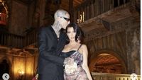 8 Foto Kourtney Kardashian dan Travis Barker, Pasangan Hobi PDA Kini Tunangan