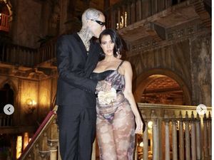 8 Foto Kourtney Kardashian dan Travis Barker, Pasangan Hobi PDA Kini Tunangan 8 Foto Kourtney Kardashian dan Travis Barker, Pasangan Hobi PDA Kini Tunangan