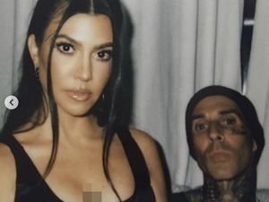 Kourtney Kardashian dan Travis Barker Resmi Tunangan! Kourtney Kardashian dan Travis Barker Resmi Tunangan!