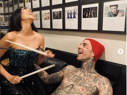 Travis Barker Pamer Jilat Kaki Kourtney Kardashian, Tuai Hujatan