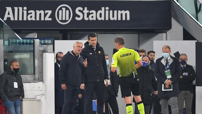 TURIN, ITALY - OCTOBER 17:  AS Roma head coach Jose Mourinho talks with referee Daniele Orsato during the Serie A match between Juventus and AS Roma at  on October 17, 2021 in Turin, Italy.  (Photo by Valerio Pennicino/Getty Images)