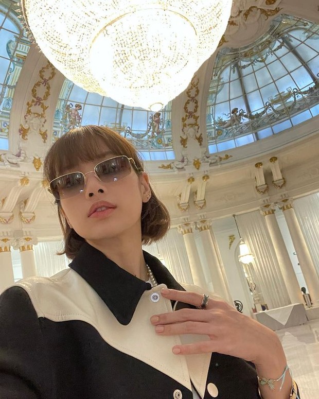 Lisa BLACKPINK juga turut mengenakan aksesori berupa kalung, gelang, dan cincin, serta sunglasses